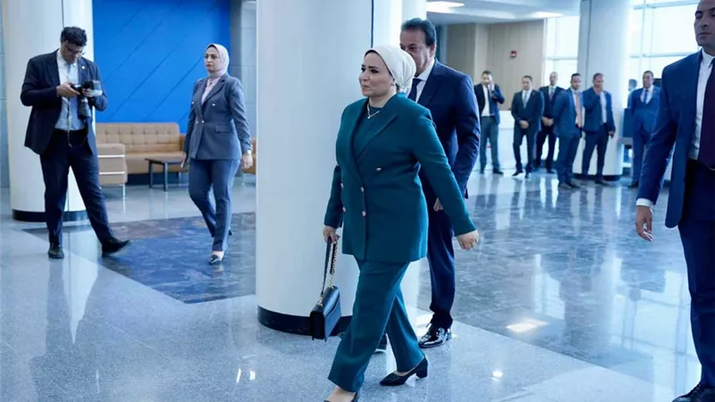 السيدة انتصار السيسي تزور مستشفى العاصمة الإدارية الجديدة للاطمئنان على أطفال فلسطين
