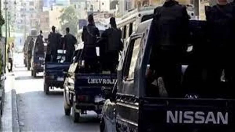حملات أمنية بعزبة اليمن بشبين القناطر تستهدف متجرى المواد المخدرة