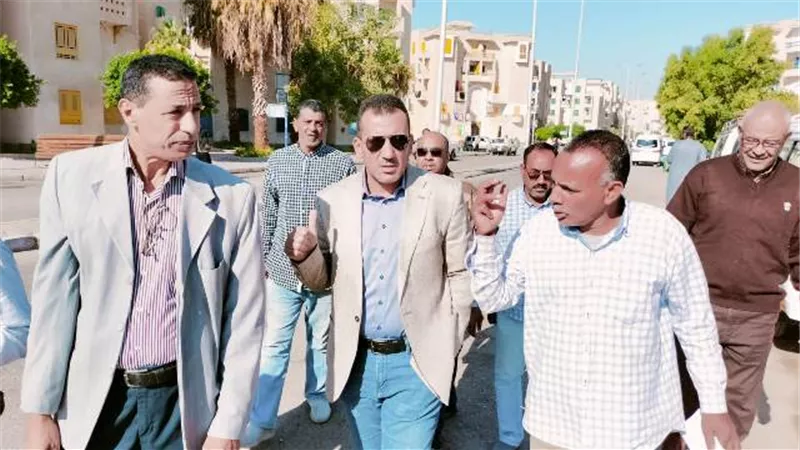 تفاصيل زيارة رئيس جهاز مدينة طيبة لموقف السرفيس فى المدينة.. صور