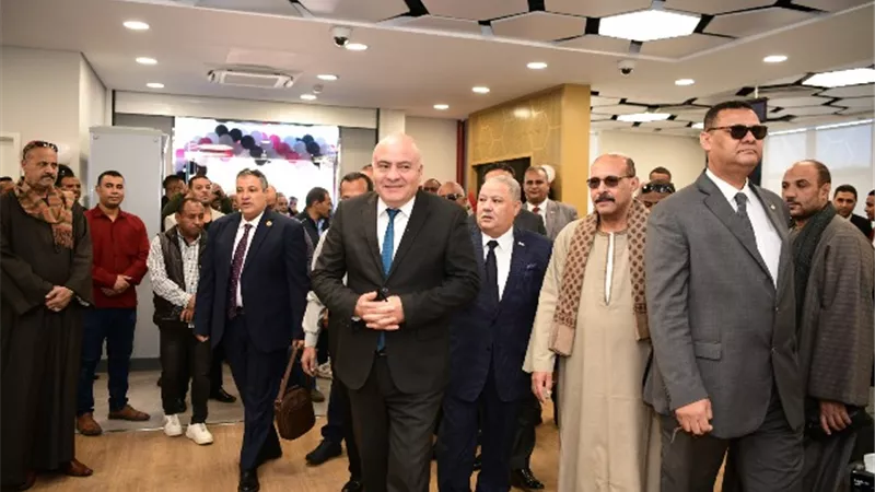محافظ قنا يفتتح فرع بنك مصر بمجمع الألومنيوم