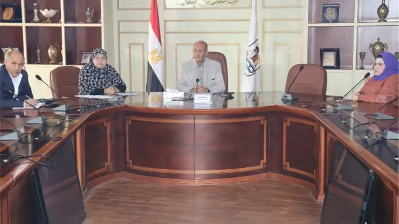 سكرتير عام بنى سويف يبحث منظومة الشكاوى الحكومية 