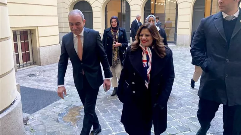 وزيرة الهجرة تتفقد مقر لجنة الاقتراع بالسفارة المصرية في باريس