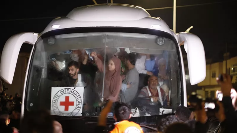 خروج حافلة الأسرى الفلسطينيين المحررين من سجن عوفر غرب رام الله