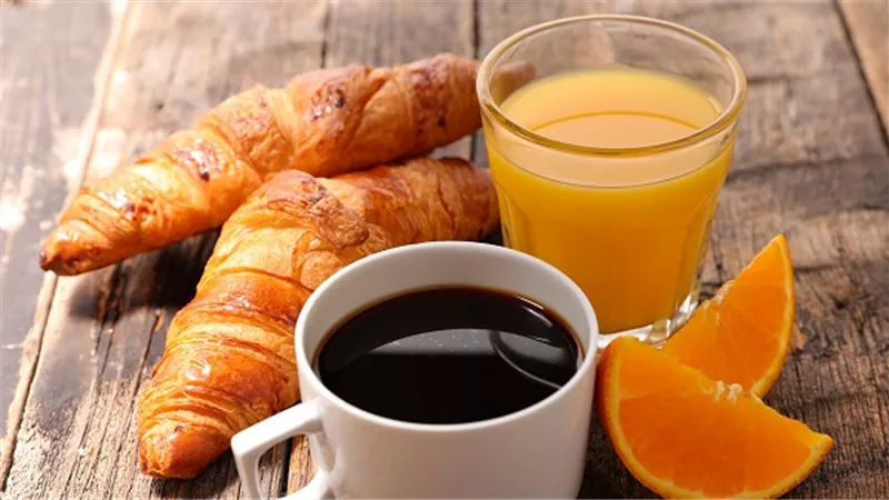 تجنب تناول عصير البرتقال وكوب القهوة ..لهذا السبب