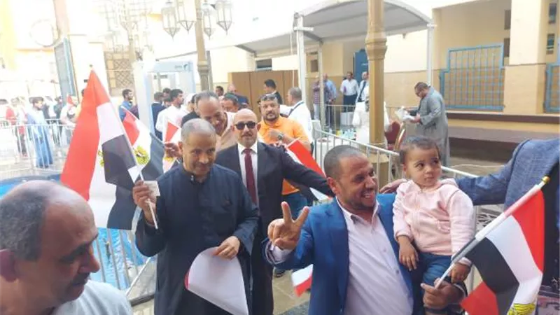 حاملين أعلام مصر.. اقبال كبير من الجالية المصرية بالسعودية على التصويت بالانتخابات الرئاسية