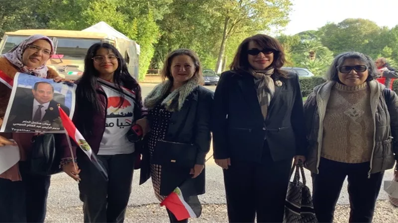 الجالية المصرية في روما تقيم كرنفال بالأعلام المصرية أمام لجان الانتخاب