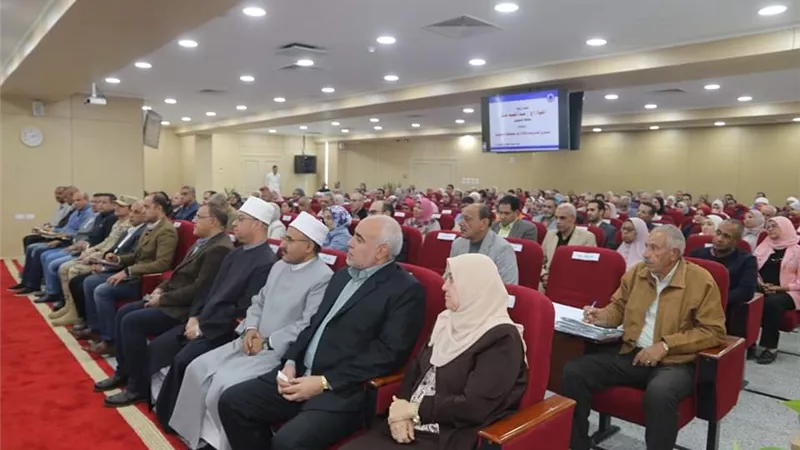 محافظ السويس يلتقي القيادات التنفيذية ورؤساء الأحياء