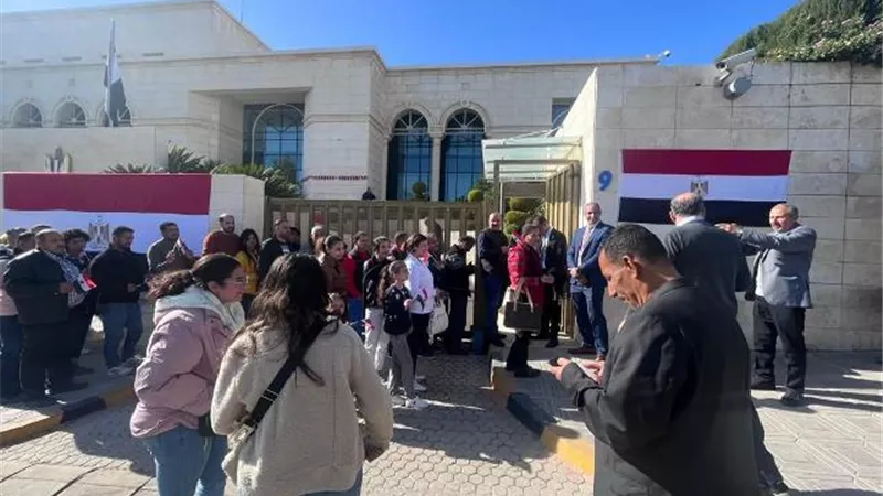 طوابير الناخبين تمتد لخارج السفارة المصرية بالاردن .. صور