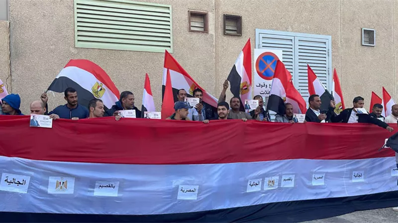 بالاعلام وهتافات تحيا مصر .. تزاحم الناخبين أمام السفارة المصرية في السعودية للإدلاء باصواتهم