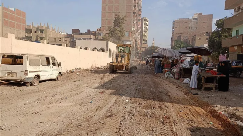 توسعة وتسوية شوارع بمدينة منفلوط