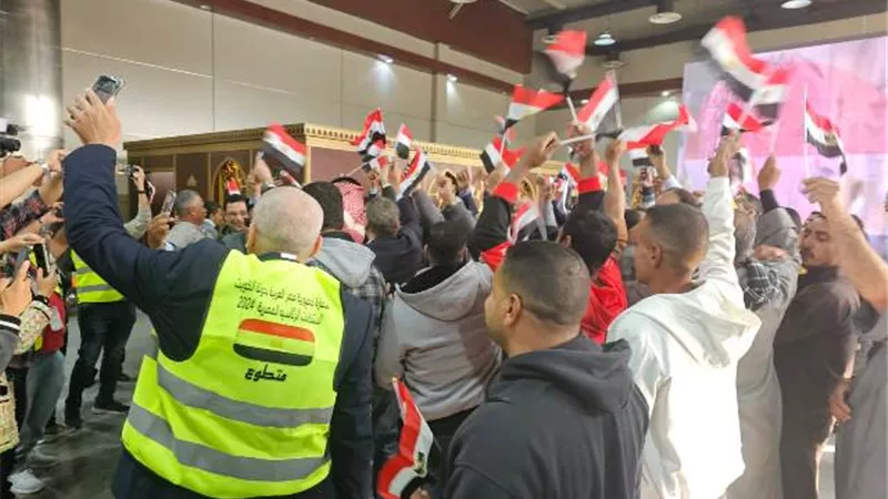 على أنغام الأغانى الوطنية .. المصريون يواصلون الاحتشاد فى سفارتنا بالكويت للمشاركة فى الانتخابات الرئاسية