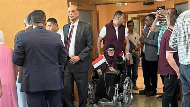 حرصا على المشاركة ... مصرية تدلي بصوتها على كرسي متحرك في قطر