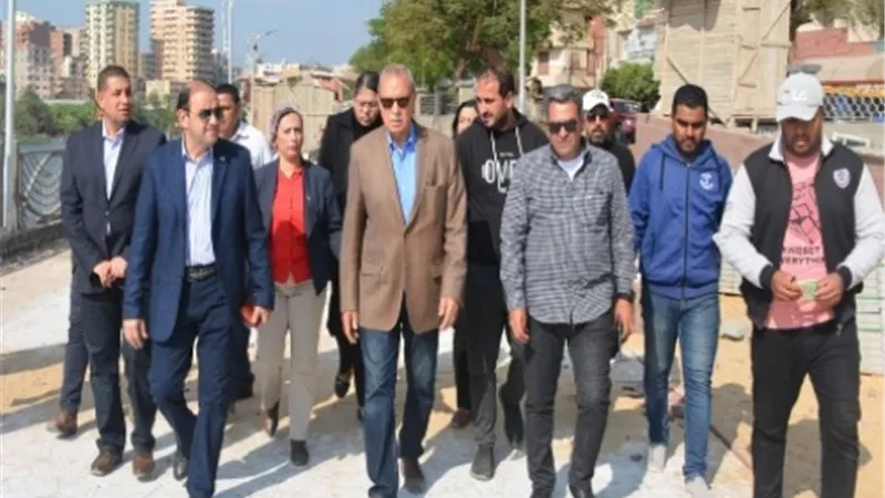 محافظ القليوبية يتفقد ممشى نهر النيل ببنها.. صور