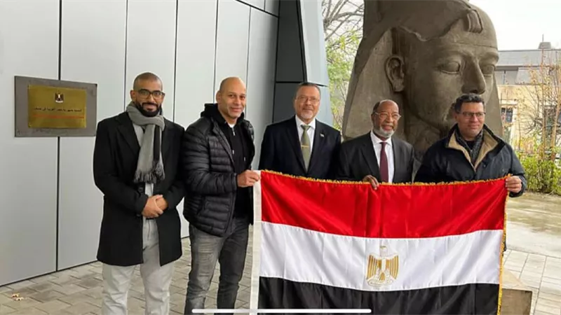 بمجسمات من الحضارة الفرعونية .. السفارة المصرية بسويسرا تستقبل حشود من المصريين للانتخاب