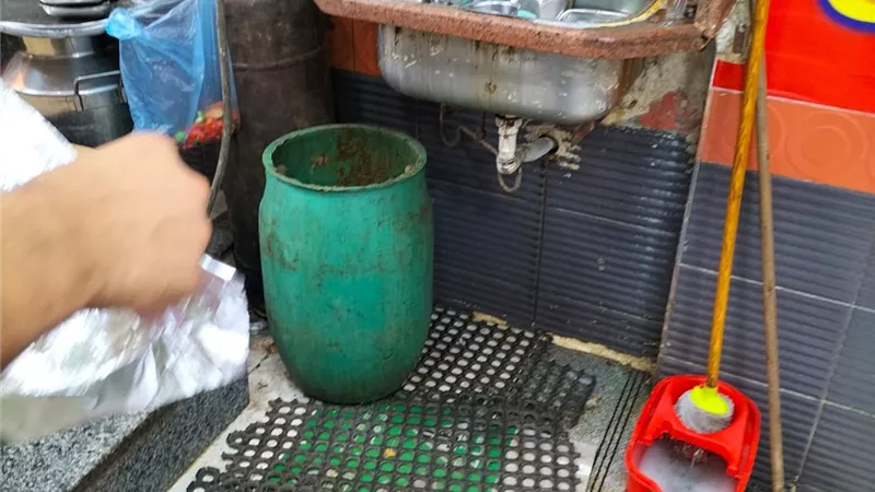 إعدام أغذية وعصائر وألبان غير صالحة للإستهلاك بالدقهلية