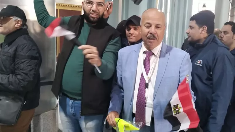 «في حب مصر».. الجالية المصرية في تونس تحتفل بالاعلام أمام المقار