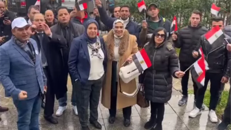 فيديو .. المصريون ينشدون الأغانى الوطنية أمام لجان التصويت فى إيطاليا