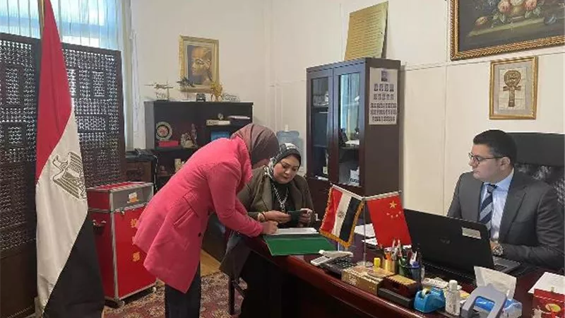 المصريون بالصين يشاركون فى انتخابات الرئاسة بمقر السفارة ببكين .. صور