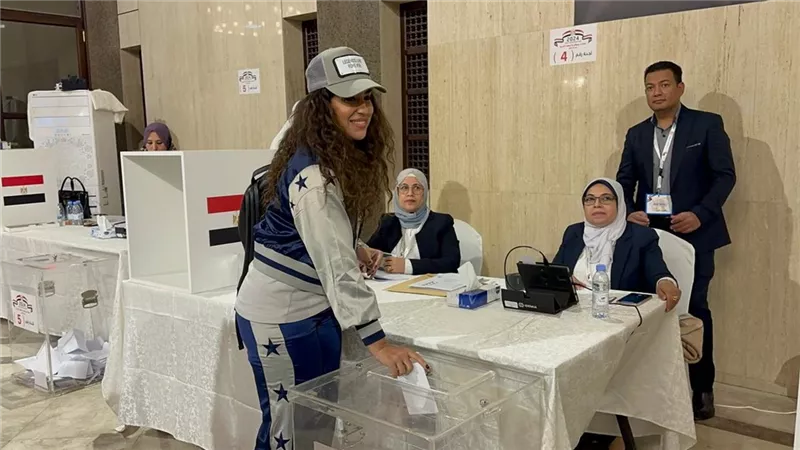 آيتن عامر تدلي بصوتها في انتخابات الرئاسة بالسعودية (فيديو)
