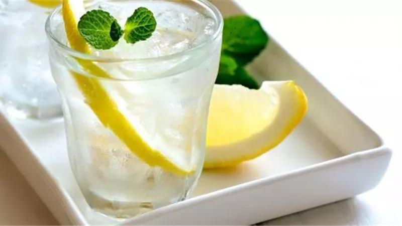 4 اضرار محتملة عند شرب ماء الليمون على الريق..تعرف عليها