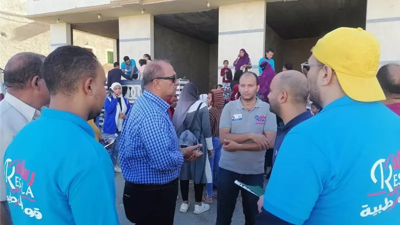 رئيس مدينة مرسى علم يتفقد قافلة الشباب والرياضة الطبية