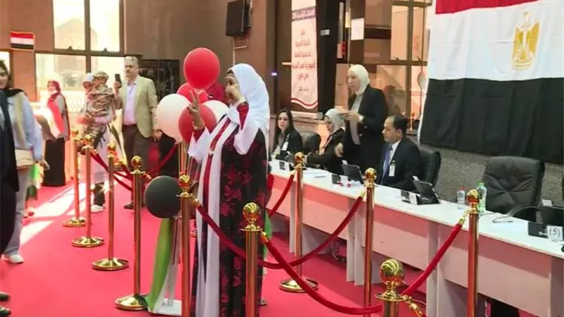 مشهد إنساني بقنصلية مصر في دبي بأول أيام التصويت بالانتخابات الرئاسية