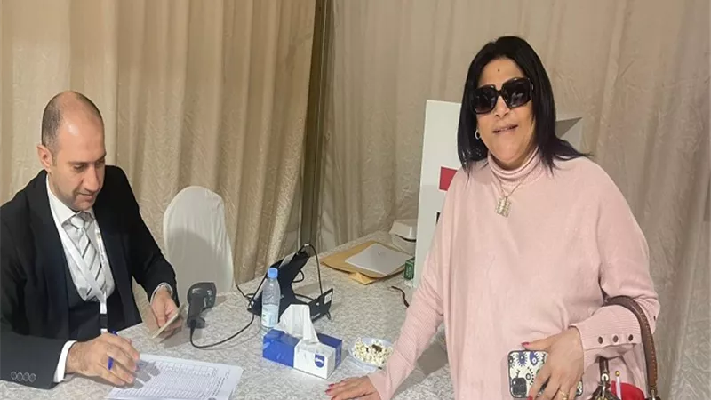 بدرية طلبة تدلي بصوتها في انتخابات الرئاسة بالسعودية