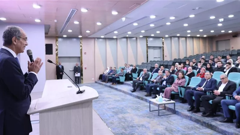 وزير الاتصالات يشهد تخريج دفعة من برنامج بناء القدرات فى تطوير
