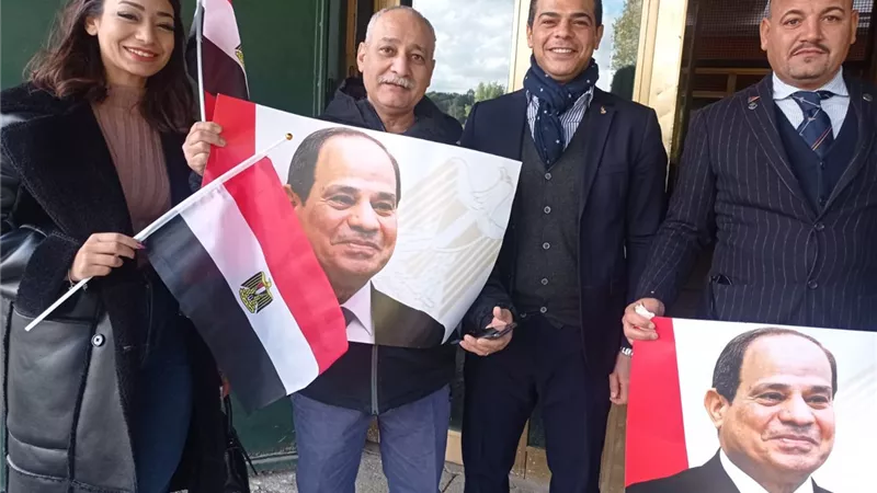 صور الرئيس السيسي تتصدر ثاني أيام الانتخابات بسفارة روما