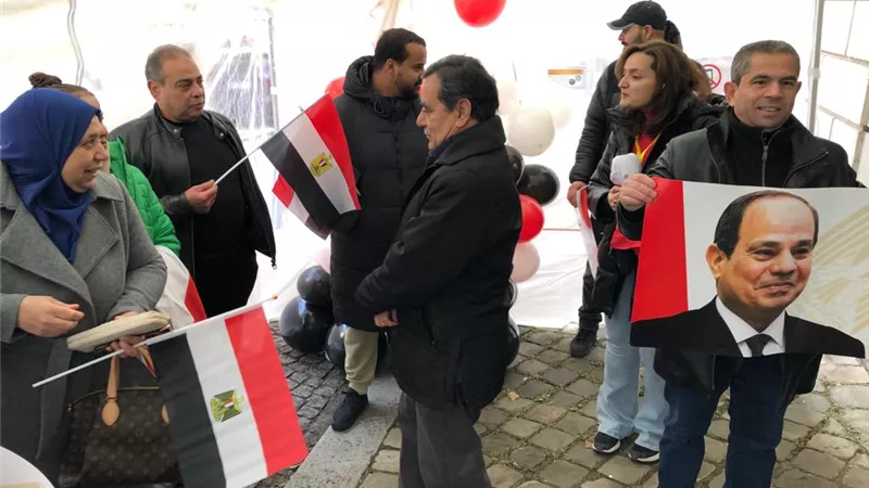 بالاعلام و صور الرئيس السيسى... توافد المصريين في باريس على مقار التصويت بالانتخابات الرئاسية في ثاني أيامها