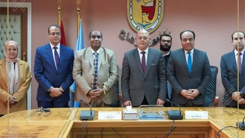 رئيس جامعة سوهاج يوقع بروتوكول تعاون مع مركز علاج الأورام بسوهاج