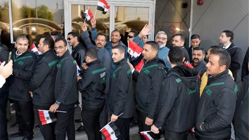 حشود من الناخبين المصريين في الكويت أمام السفارة للمشاركة في الاستحقاق الرئاسي