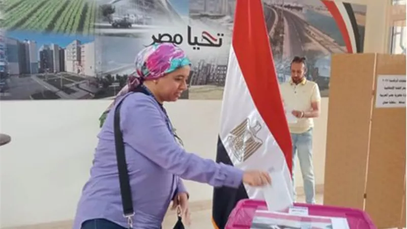 توافد كبير للناخبين المصريين في سلطنة عمان على مقار اللجان الانتخابية للإدلاء بأصواتهم