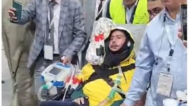 بأنبوبة أوكسجين وكرسي متحرك .. مصري بالكويت يصر على التصويت في الانتخابات
