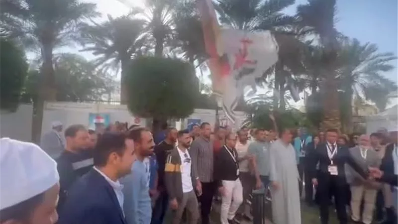 المصريون يهتفون تحيا مصر امام لجان الاقتراع بالسعودية