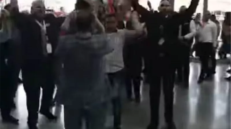 على انغام تسلم الايادى.. المصريون بالكويت يواصلون التوافد على السفارة المصرية