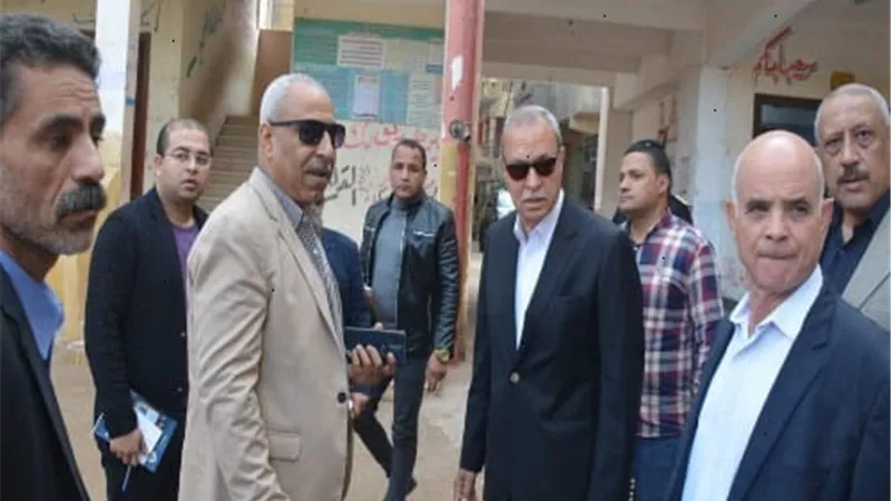 محافظ القليوبية يقيل مدير مدرسة بكفر شكر.. صور