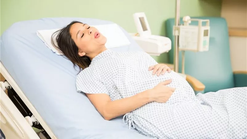 5 خطوات طبيعية تساعد فى تسريع الولادة