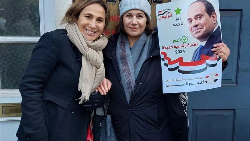 لندن .. توافد الناخبين المصريين على لجان الاقتراع رافعين صور الرئيس السيسي