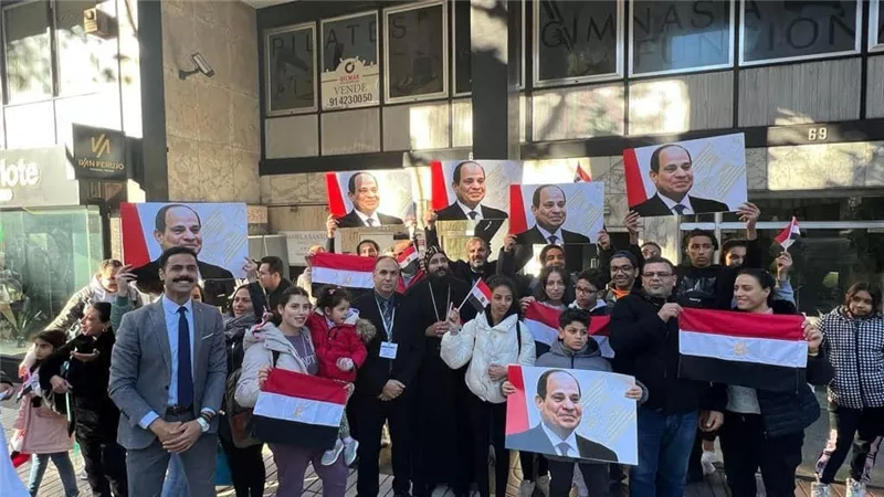 فرنسا .. الناخبون المصريون يصطفون أمام السفارة للادلاء بأصواتهم في ثاني أيام الانتخابات الرئاسية
