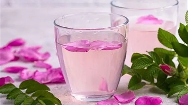 5 فوائد لشرب ماء الورد..تعرف عليها