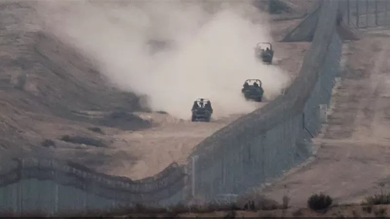الاحتلال الإسرائيلي يضرب غزة بغارات كثيفة.. والمقاومة الفلسطينية ترد بقصف تل أبيب برشقة صاروخية