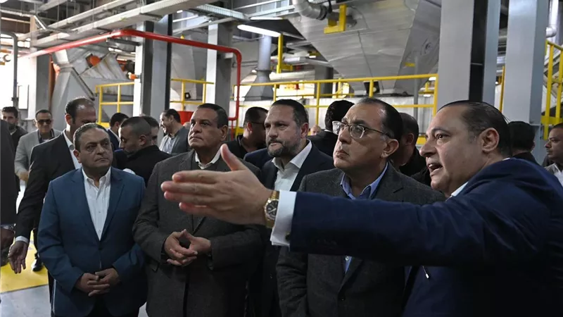 رئيس الوزراء يتفقد المجمع الصناعي لاستخلاص الزيوت المتعددة 