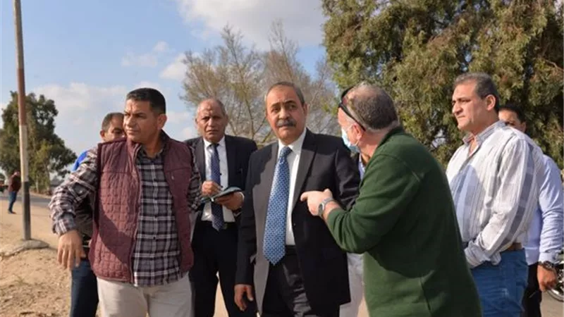 محافظ الإسماعيلية يتفقد مشروعات الطرق بالتل الكبير