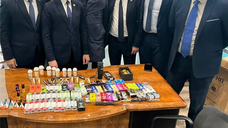 ضبط ركاب بحوزتهم حشيش وزيوت وحلوى وشيكولاتة بالماريجوانا واسلحة