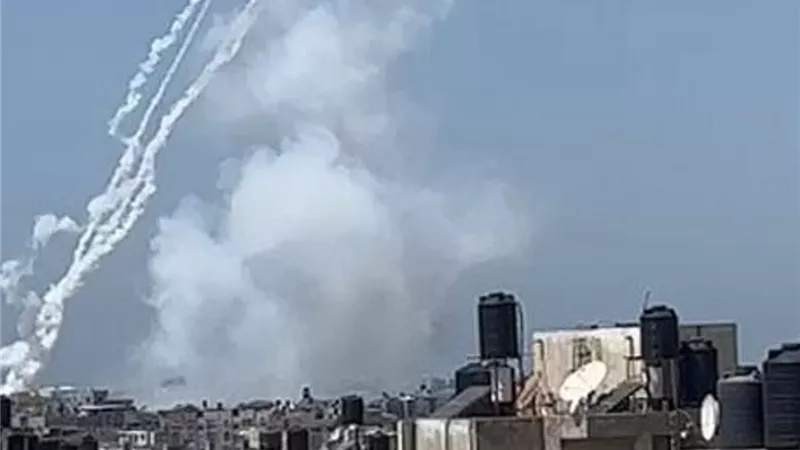 صواريخ الفصائل الفلسطينية تلهب سماء تل أبيب