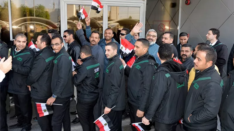 لليوم الثاني .. السفارة المصرية بالكويت تشهد وفودا من المصريين للمشاركة في الانتخاب