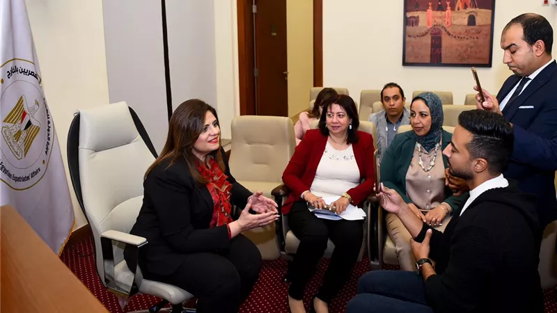 وزيرة الهجرة تتابع مستجدات العملية الانتخابية مع رموز الجاليات المصرية