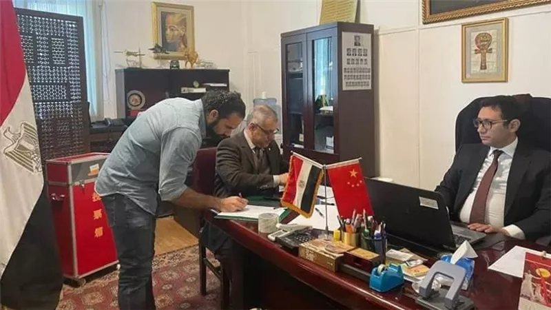 سفير مصر ببكين : تواصل توافد أبناء الجالية للإدلاء بأصواتهم والعملية الانتخابية تجرى في أجواء وطنية