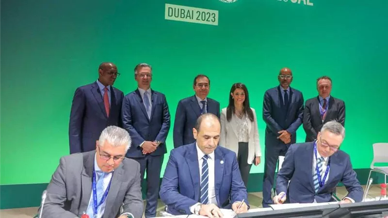 اقتصادية قناة السويس توقع مذكرة تفاهم لتموين السفن بالوقود الأخضر شرق بورسعيد